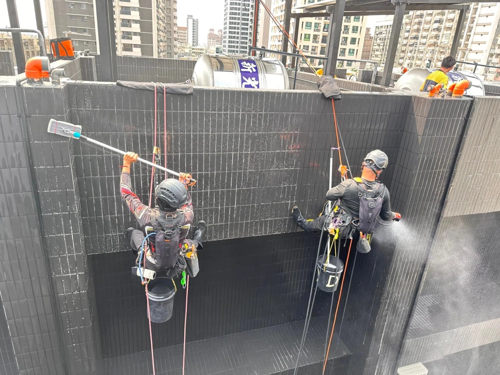 磁磚外牆細部清潔｜南部外牆清洗