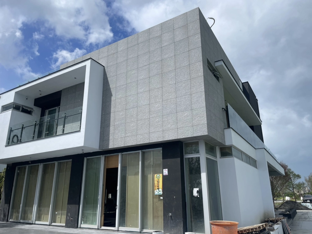 私宅｜卡拉拉白 吉奧尼灰