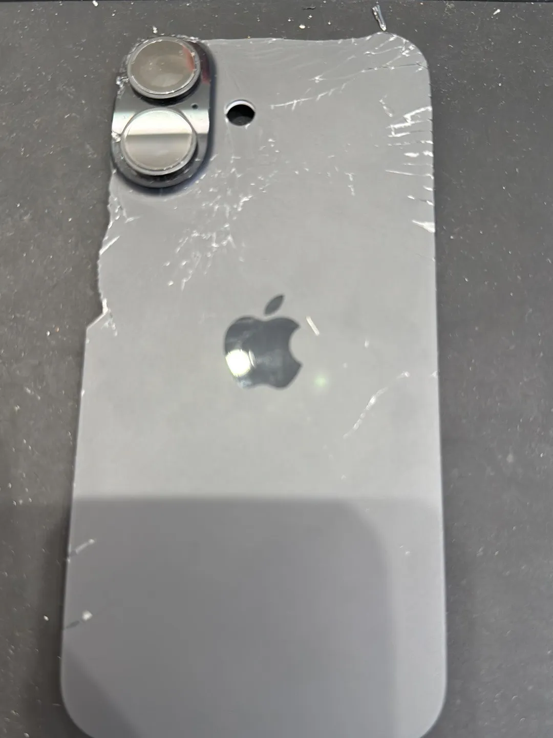 iPhone 16 才入手沒多久，騎車一跳槽就「粉身碎骨」？