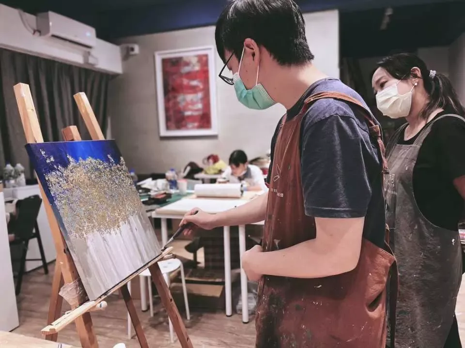 新北三重｜金箔抽象｜壓克力繪畫創作體驗｜一人成團｜單堂課完成｜初學者可｜平日假日皆可預約