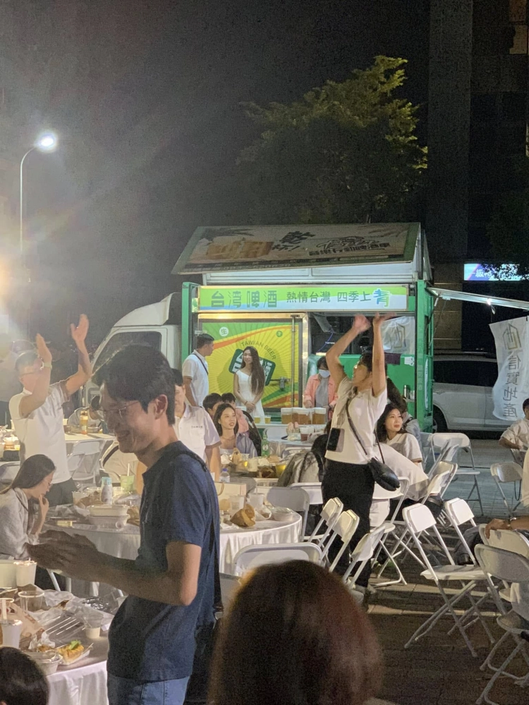 信實地產十週年家庭日｜行動啤酒車