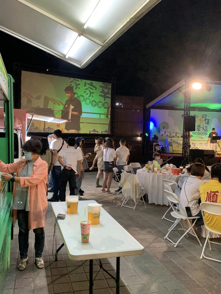 信實地產十週年家庭日｜行動啤酒車