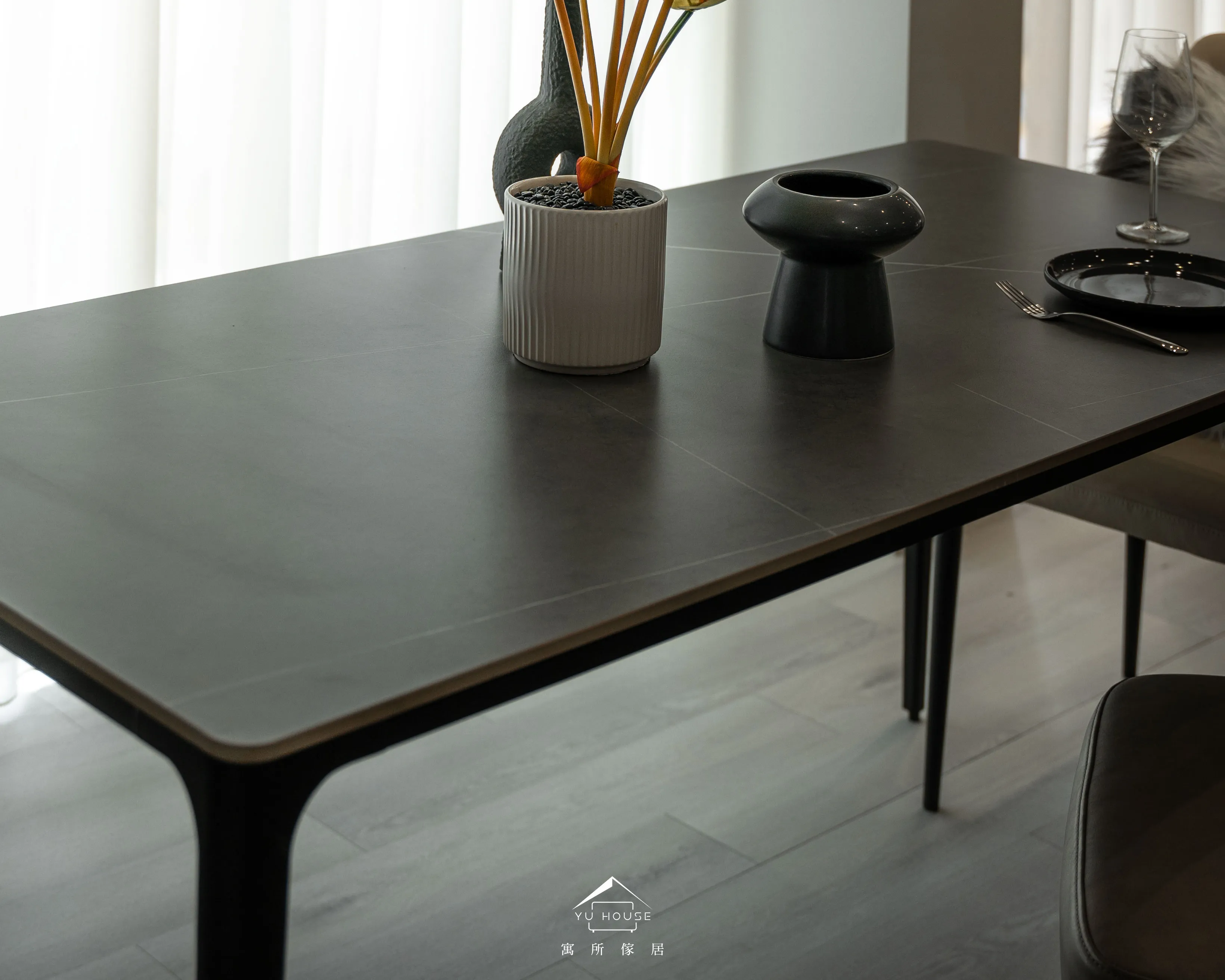 黑色岩板餐桌