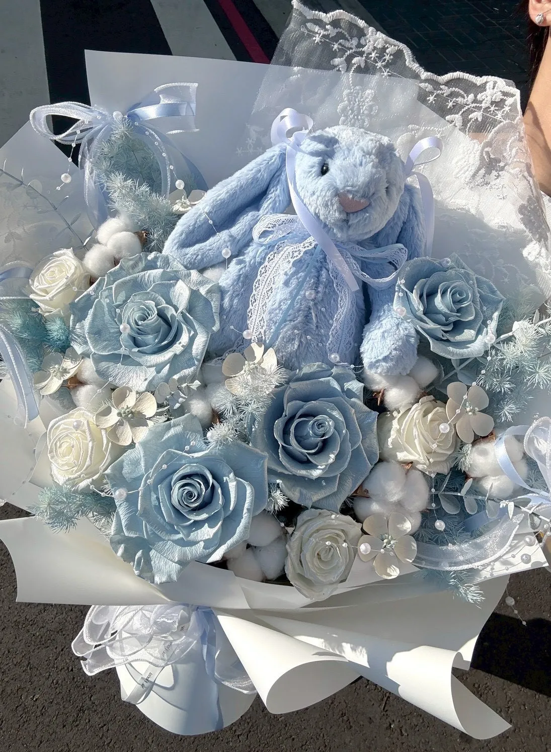 柔藍永生玫瑰與毛茸兔兔