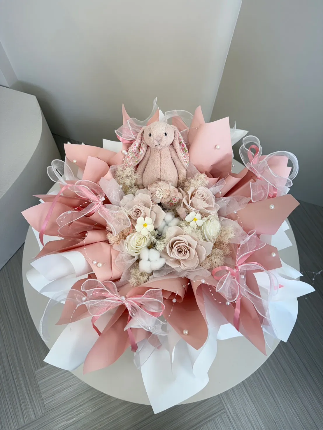 粉嫩玫瑰與兔兔相依