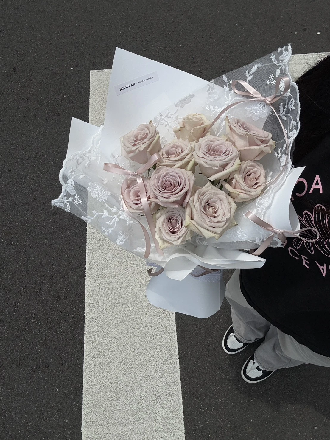 淺玫瑰蕾絲鮮花花束