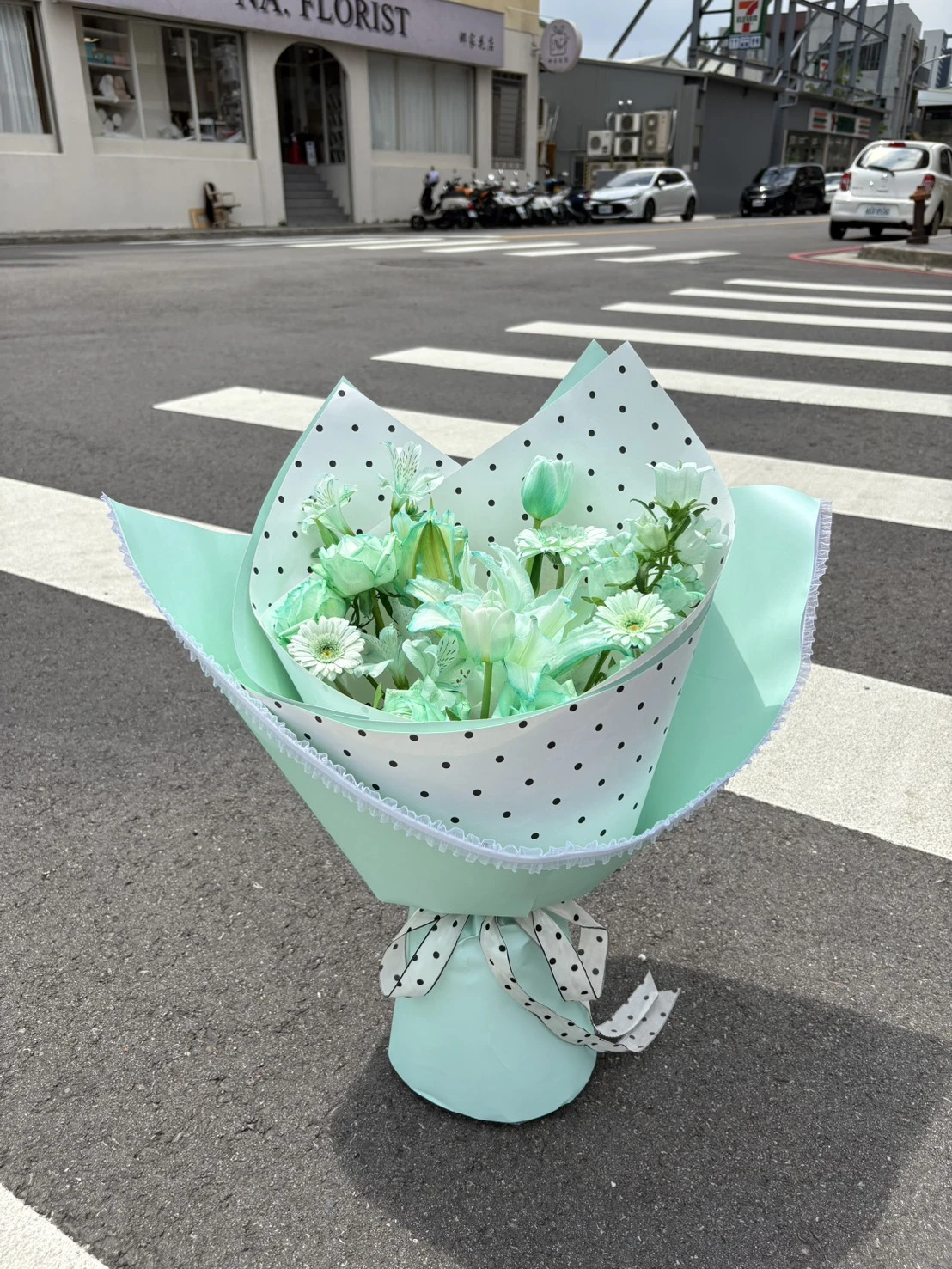 薄荷點點百合鮮花花束