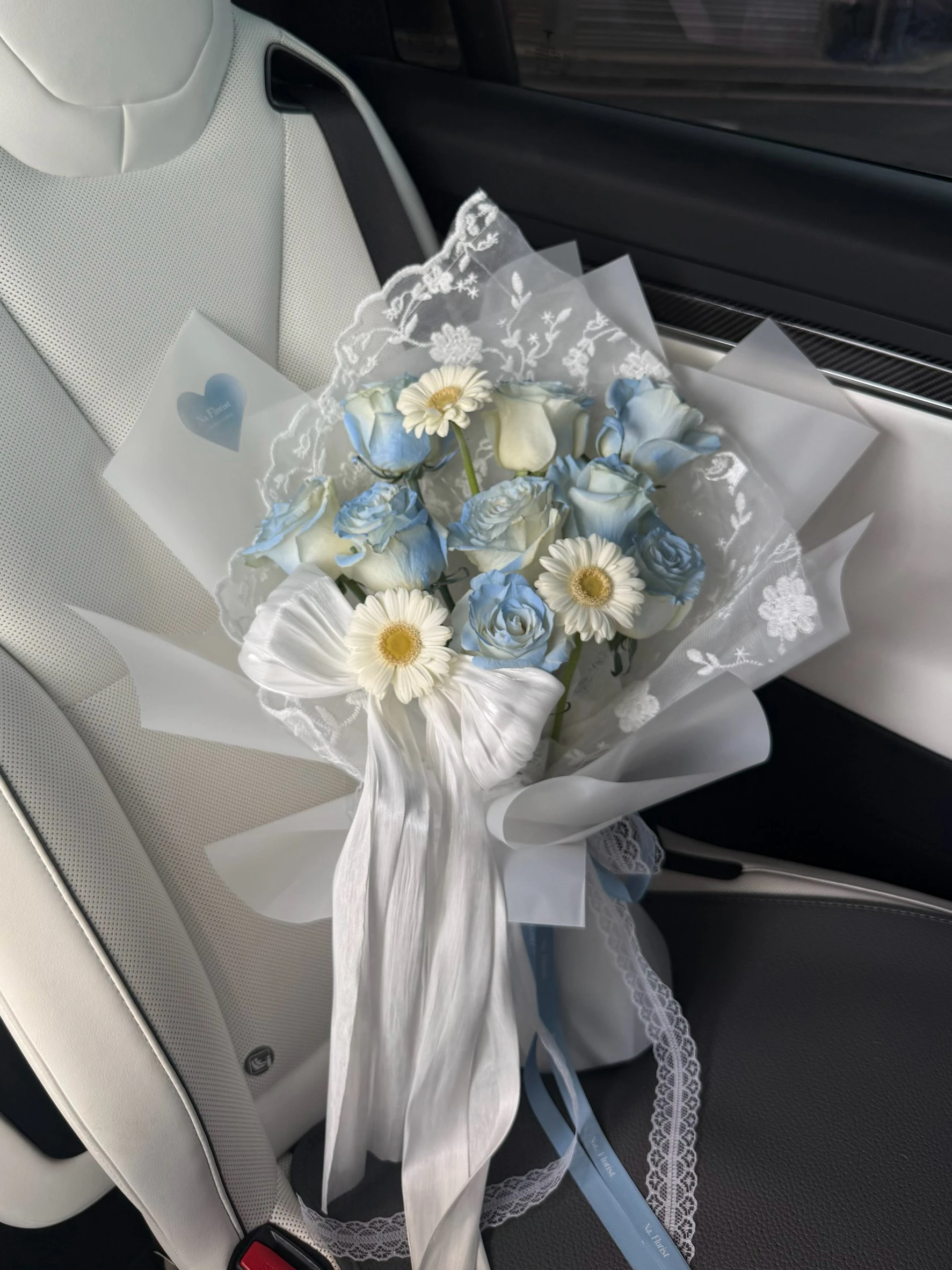 玫瑰蝴蝶結蕾絲鮮花花束
