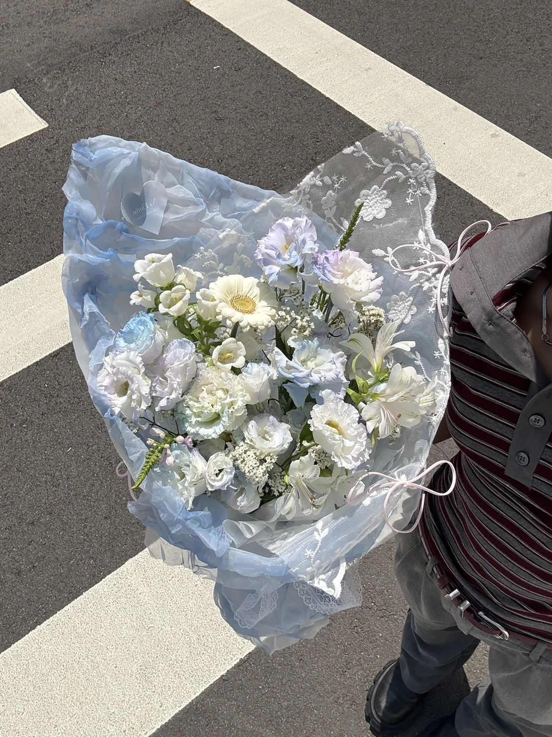 藍桔梗蝴蝶蕾絲鮮花花束