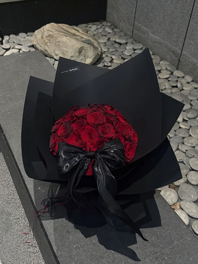 紅玫瑰黑系蝴蝶鮮花花束