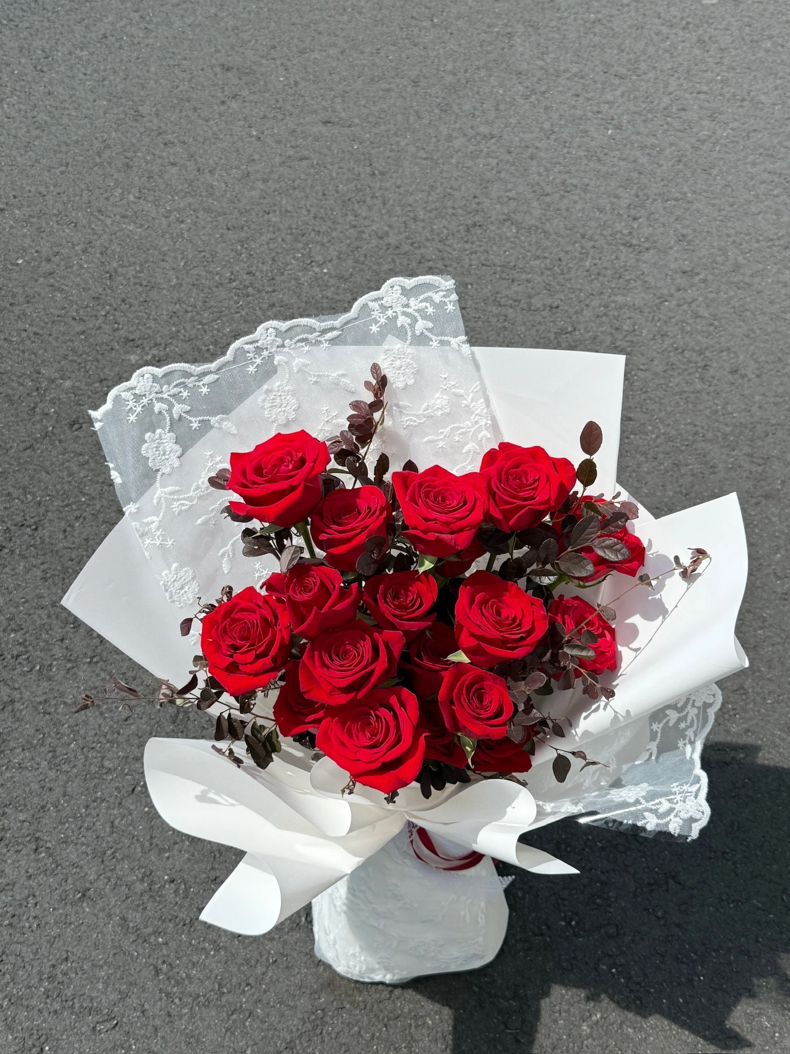 蕾絲紅玫瑰花束