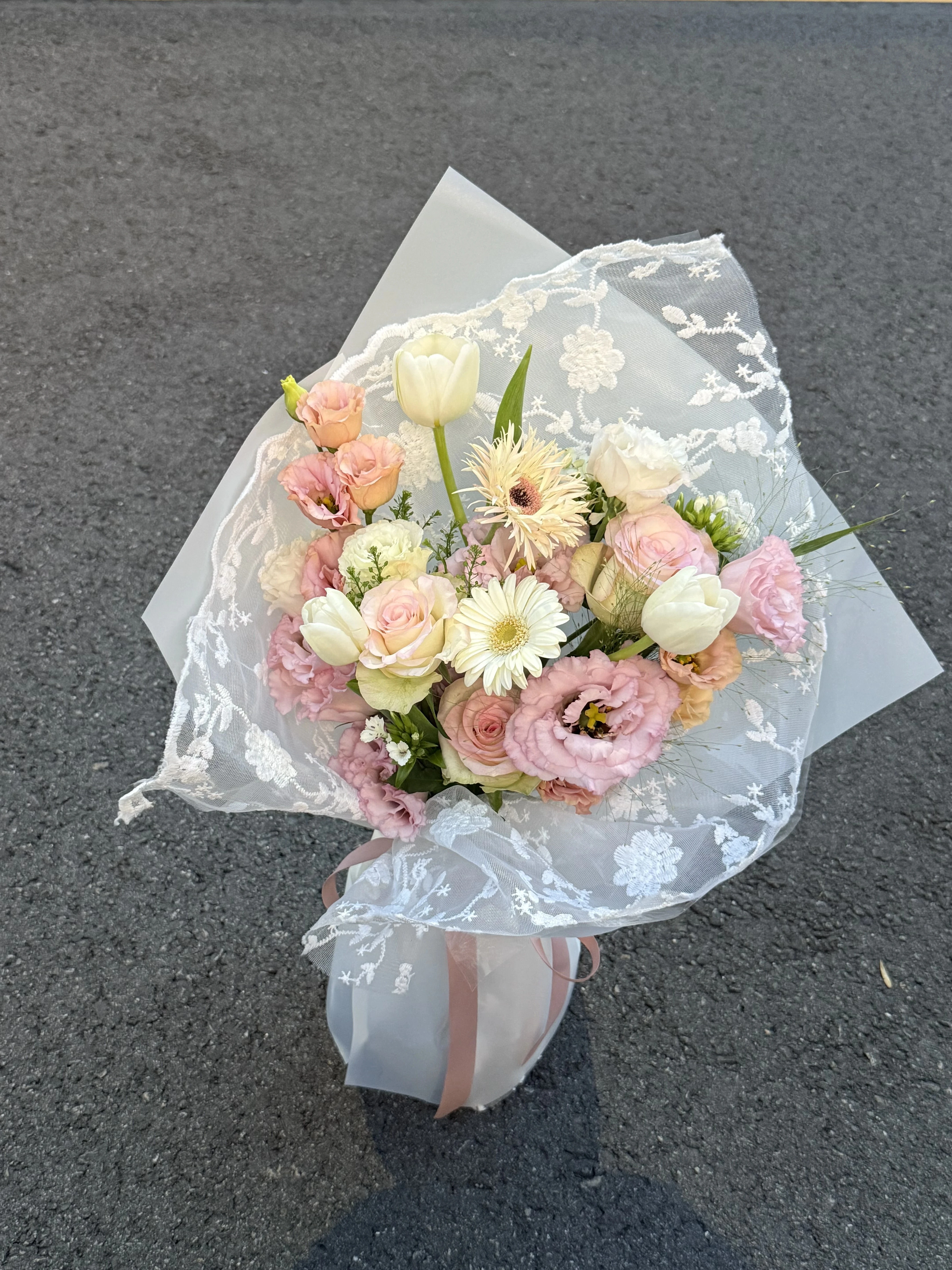 蕾絲桔梗玫瑰花束