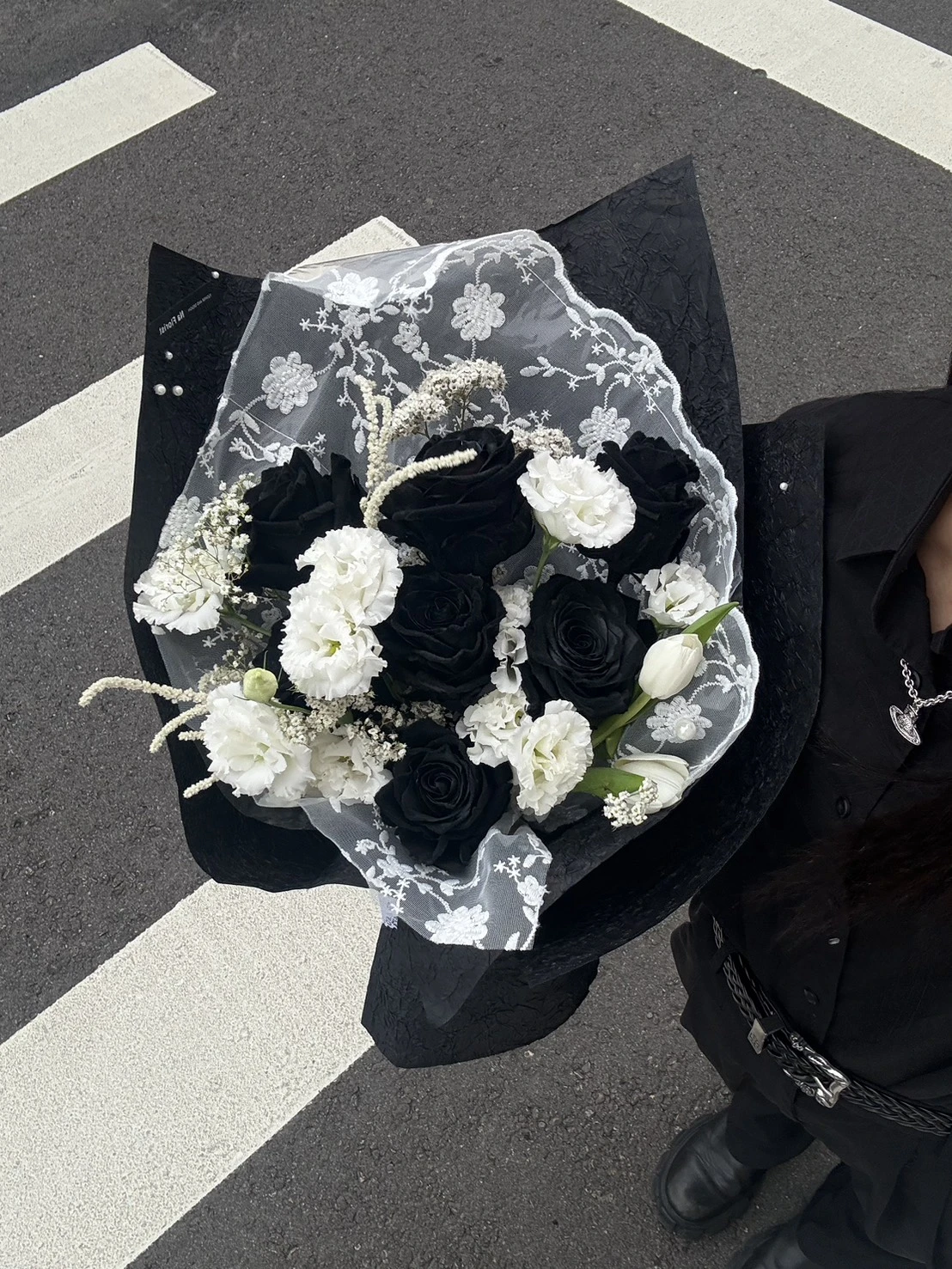 絨毛玫瑰白桔梗花束