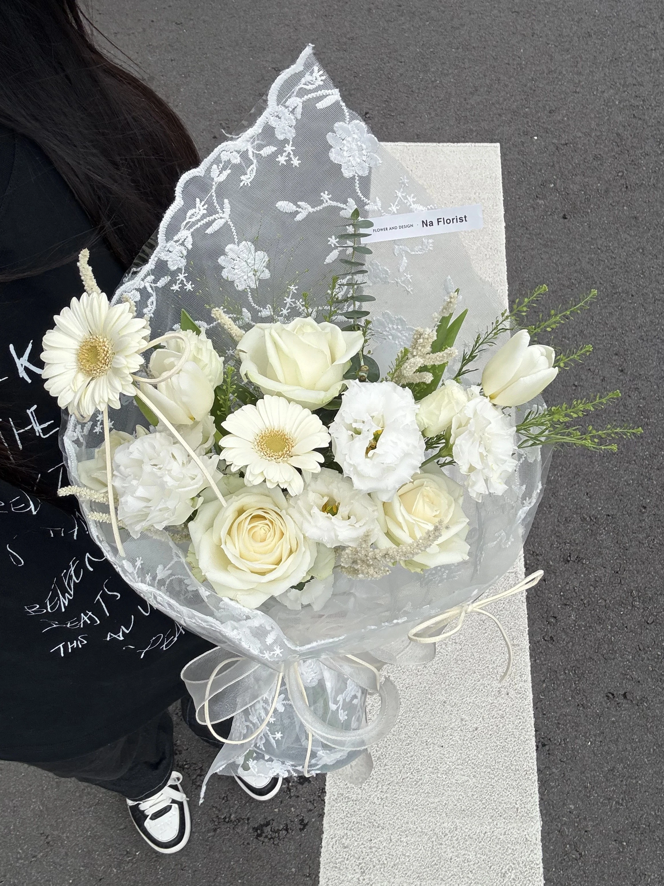 鬱金香白玫瑰花束