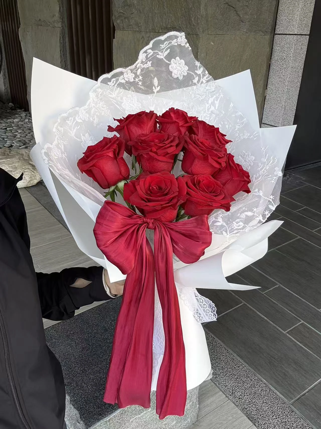 紅蝴蝶結玫瑰鮮花花束