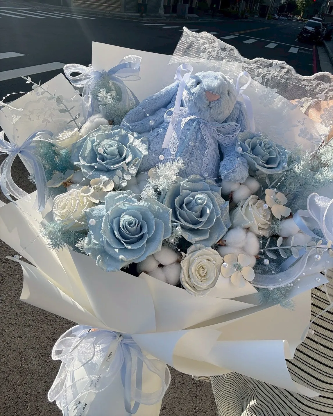 柔藍永生玫瑰與毛茸兔兔