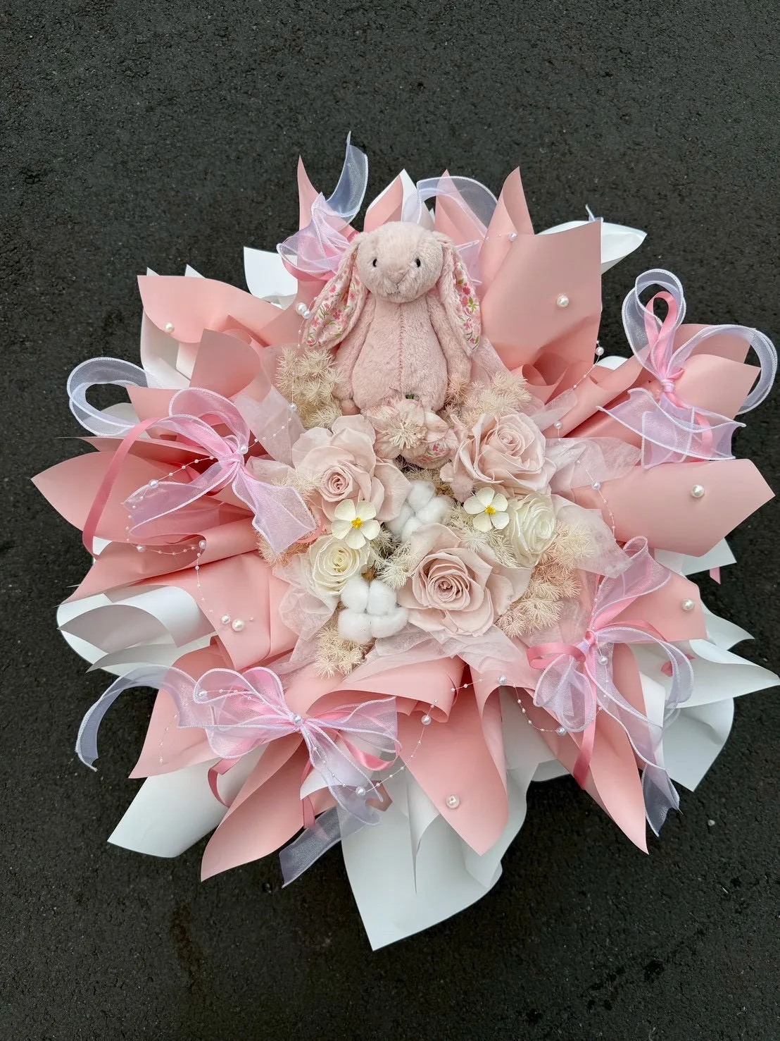 粉嫩玫瑰與兔兔相依