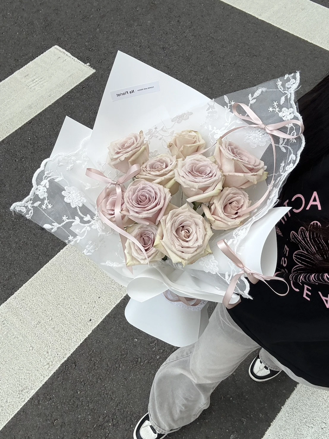 淺玫瑰蕾絲鮮花花束