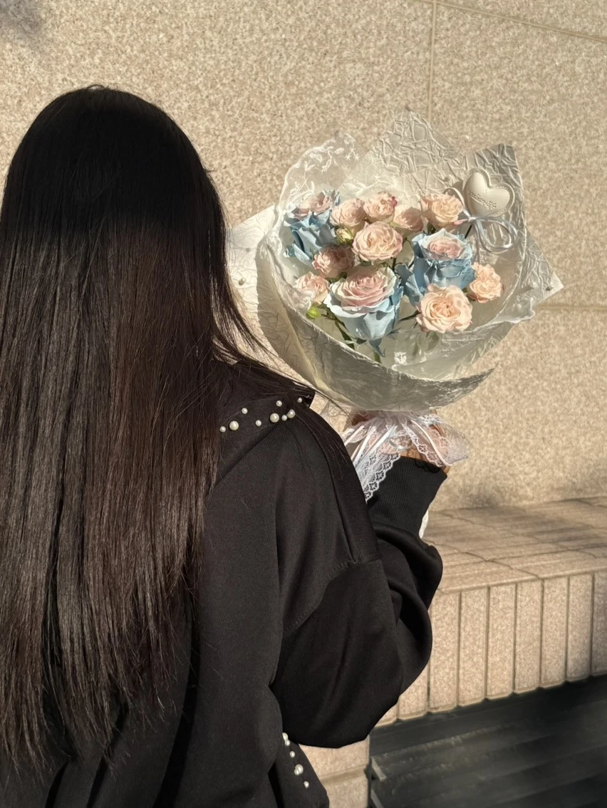 繽紛藍粉愛心鮮花花束