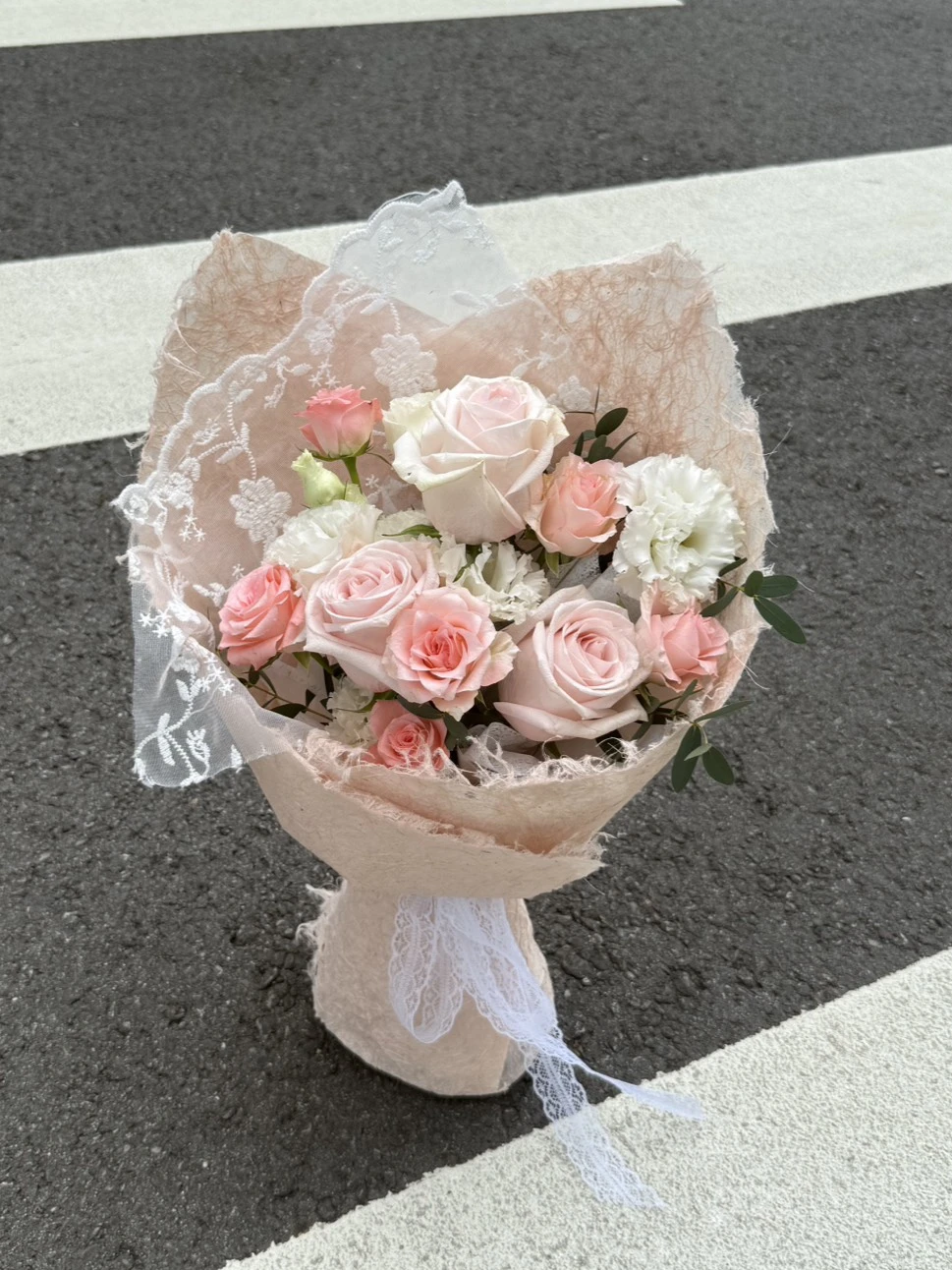 蕾絲粉系玫瑰鮮花花束