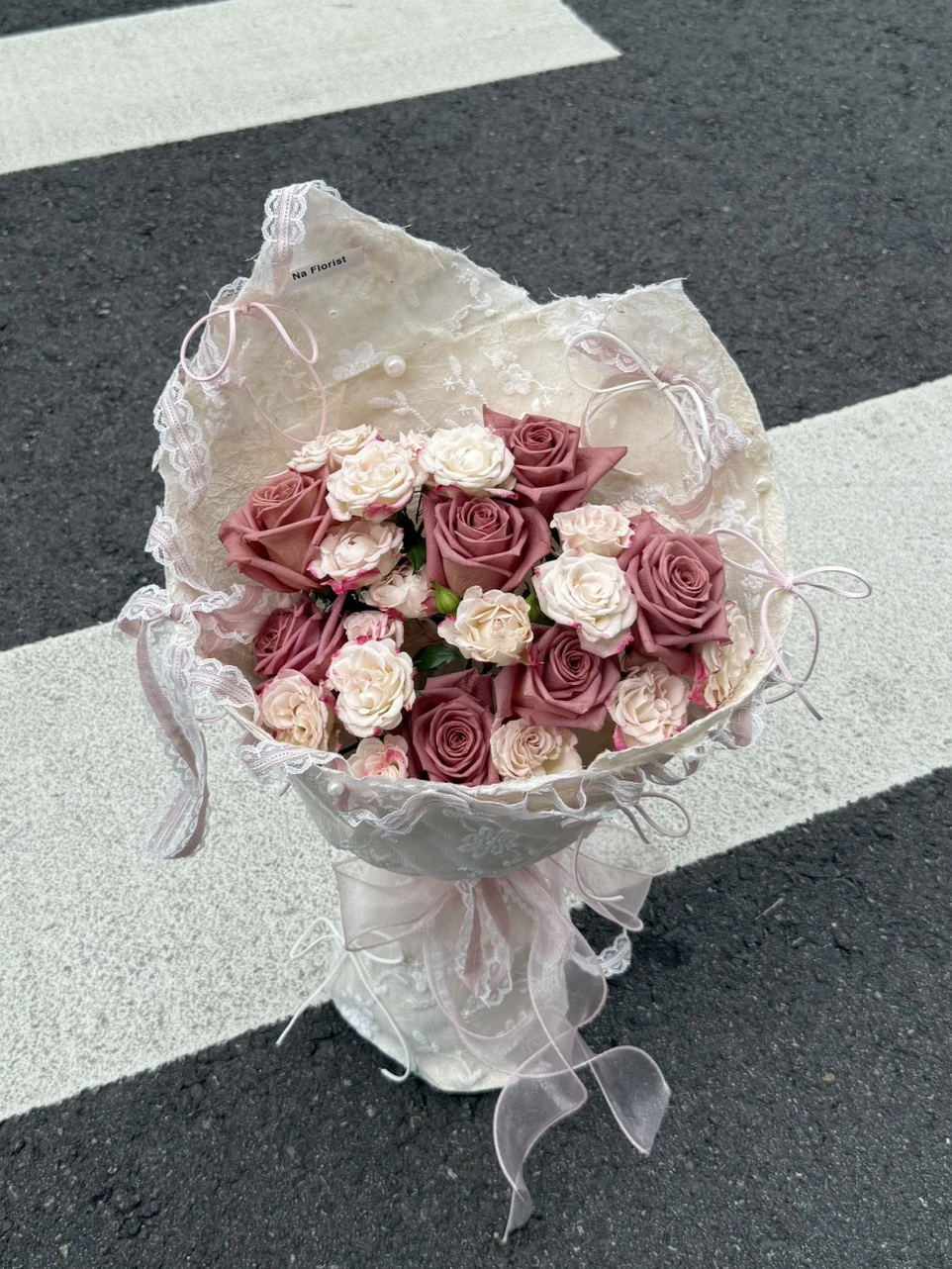貓耳蕾絲進口玫瑰鮮花花束