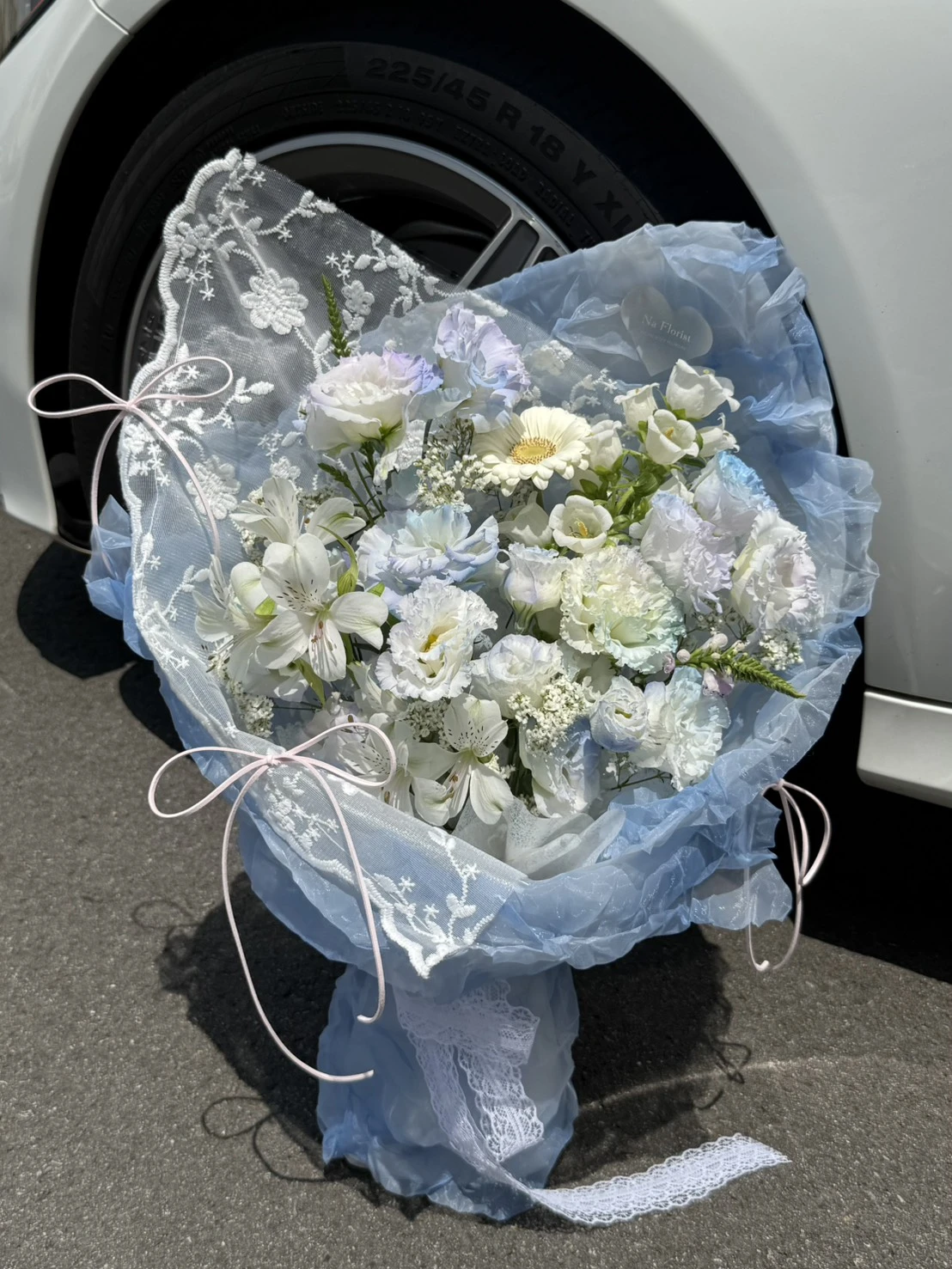 藍桔梗蝴蝶蕾絲鮮花花束