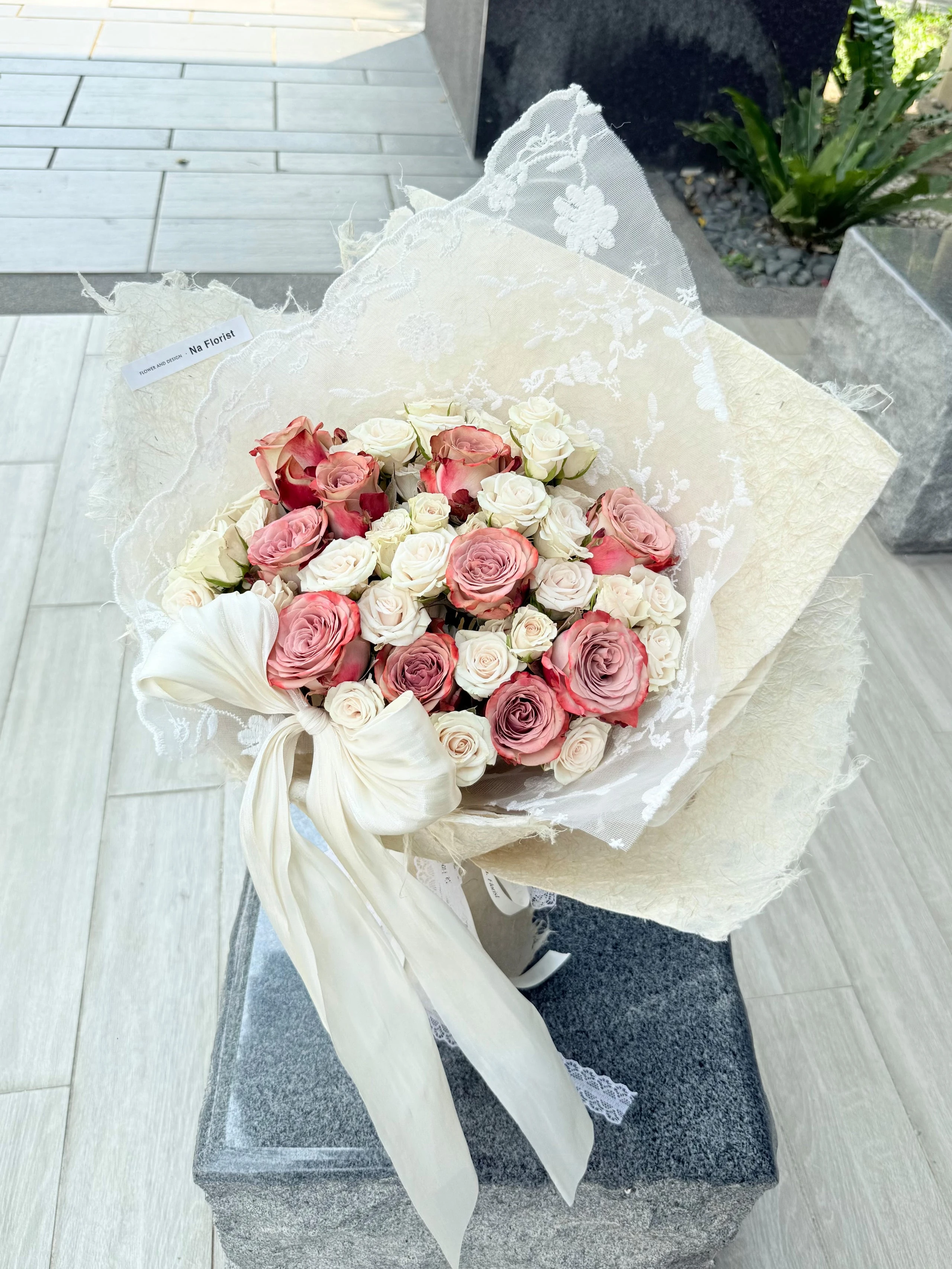 卡布奇諾蕾絲鮮花花束
