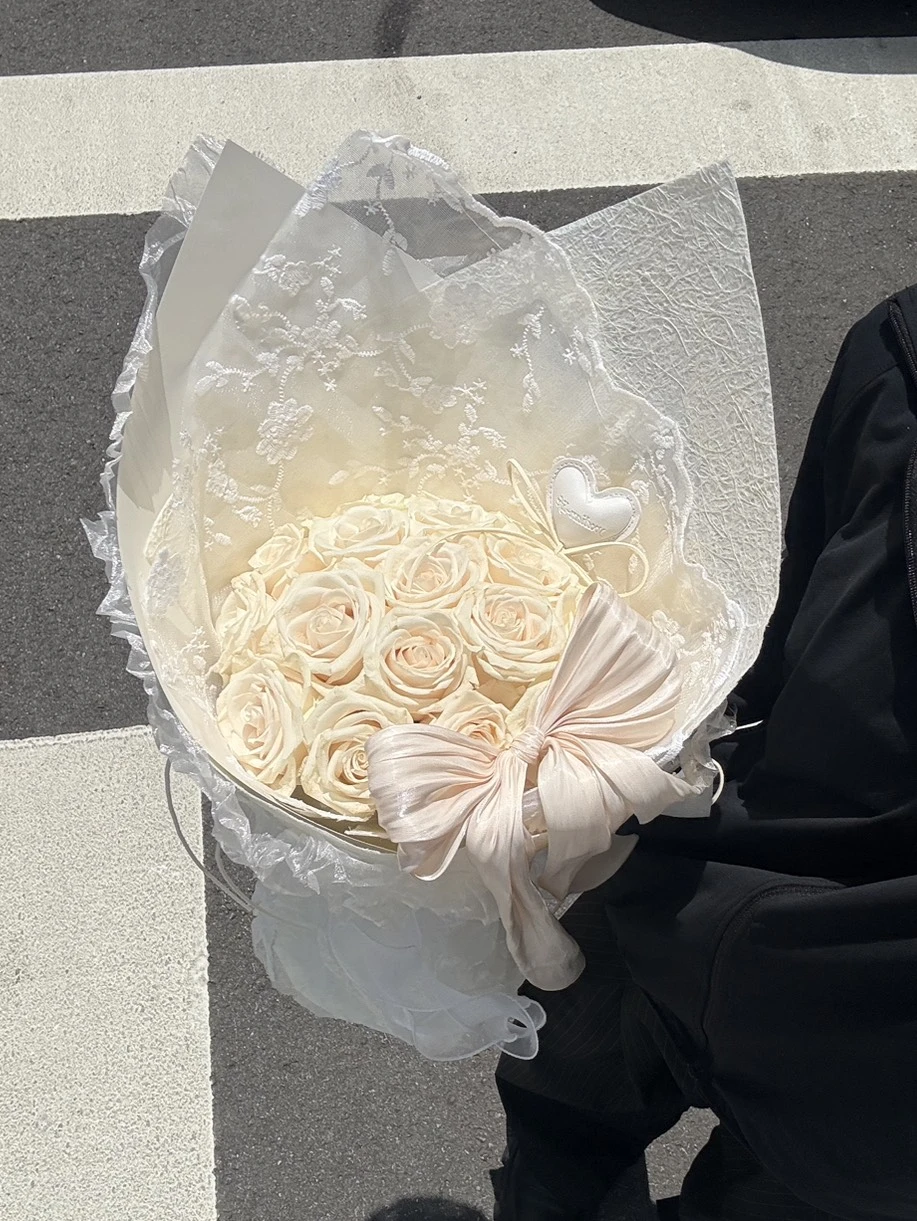 蝴蝶結玫瑰蕾絲鮮花花束