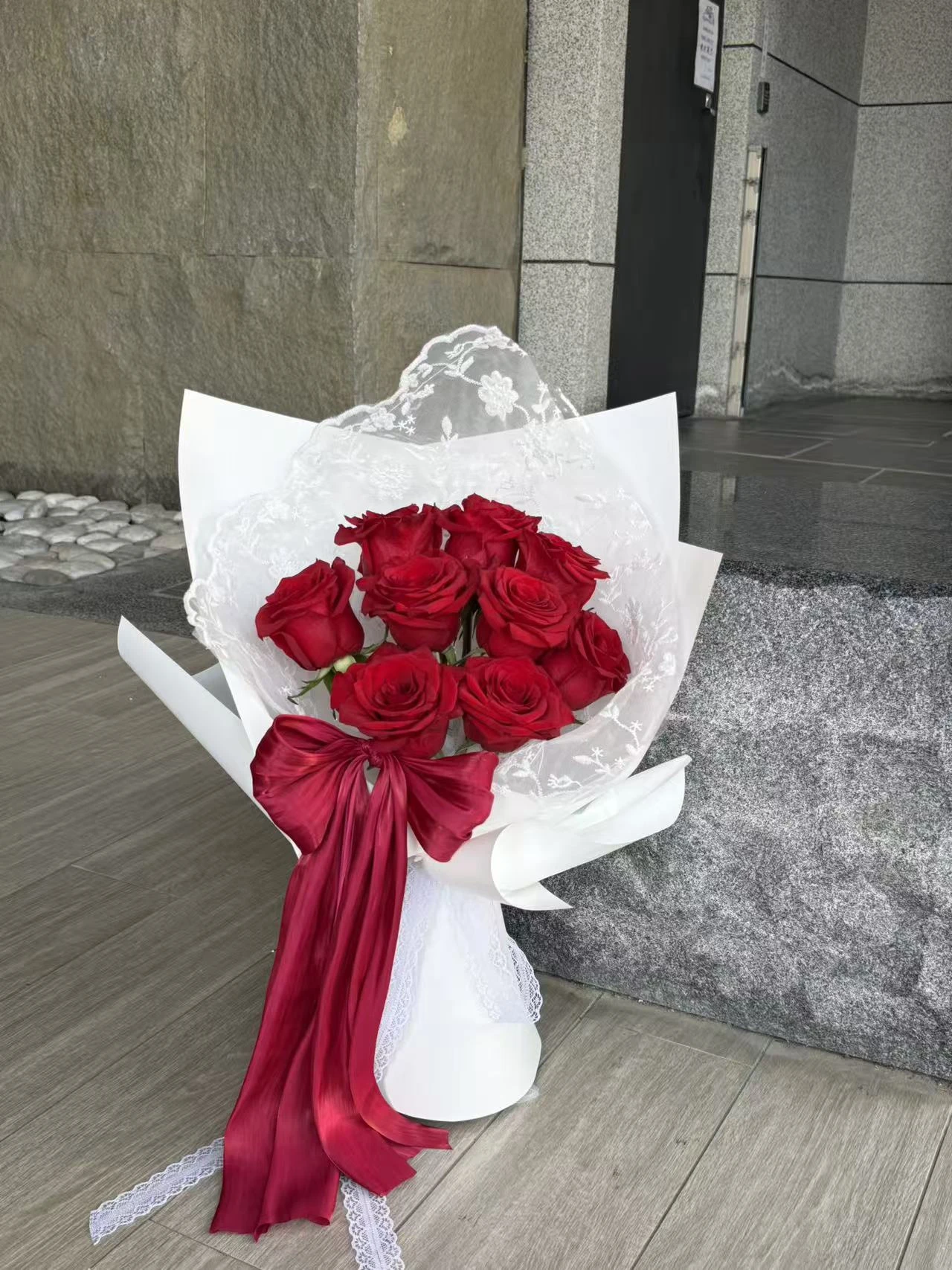 紅蝴蝶結玫瑰鮮花花束