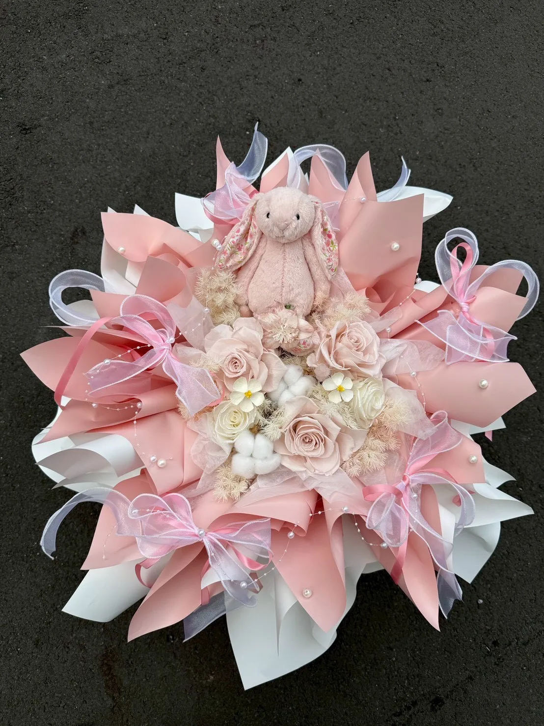 粉嫩玫瑰與兔兔相依