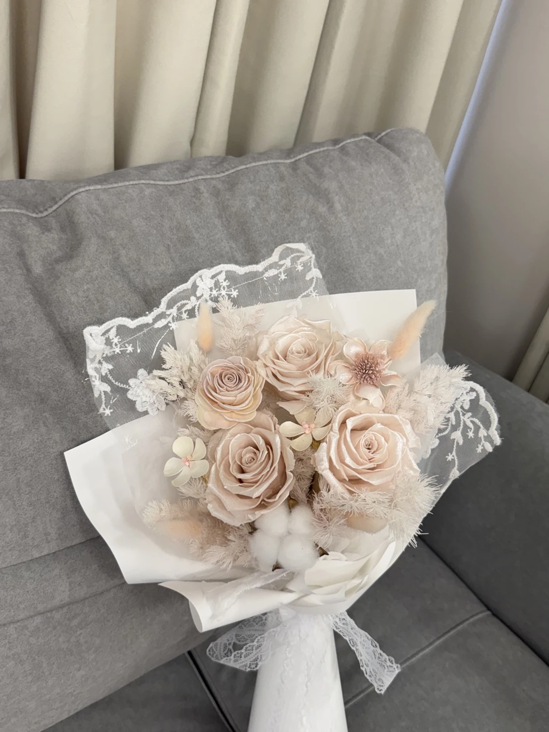 粉永生花玫瑰蕾絲花束