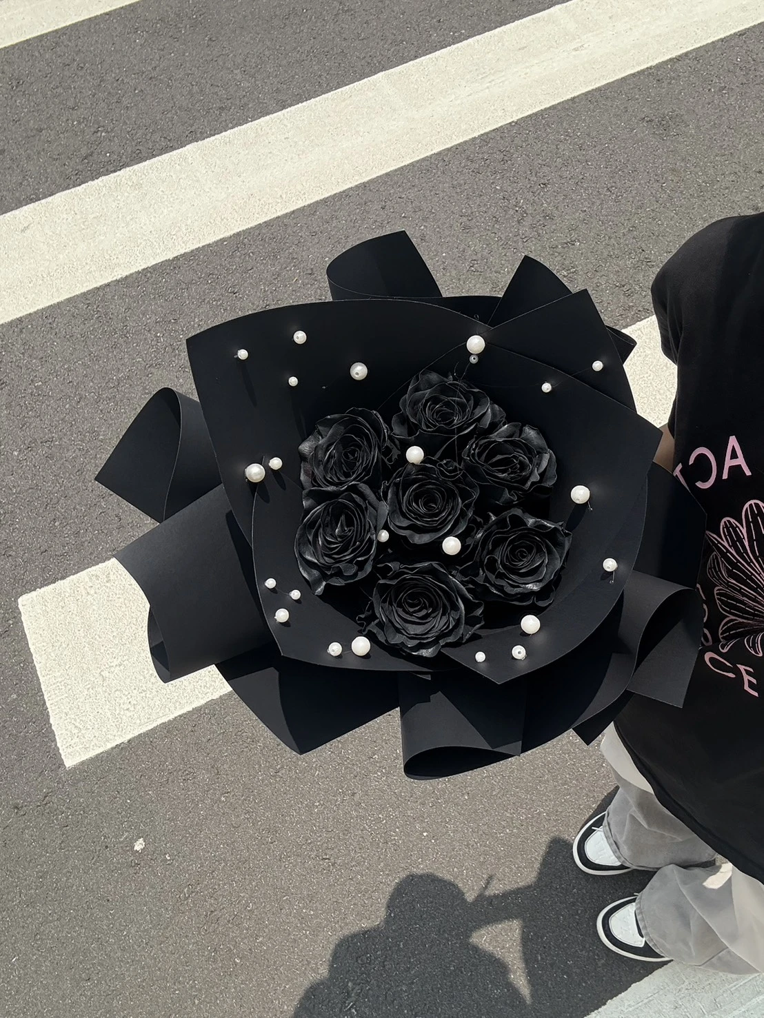 黑系珍珠玫瑰鮮花花束