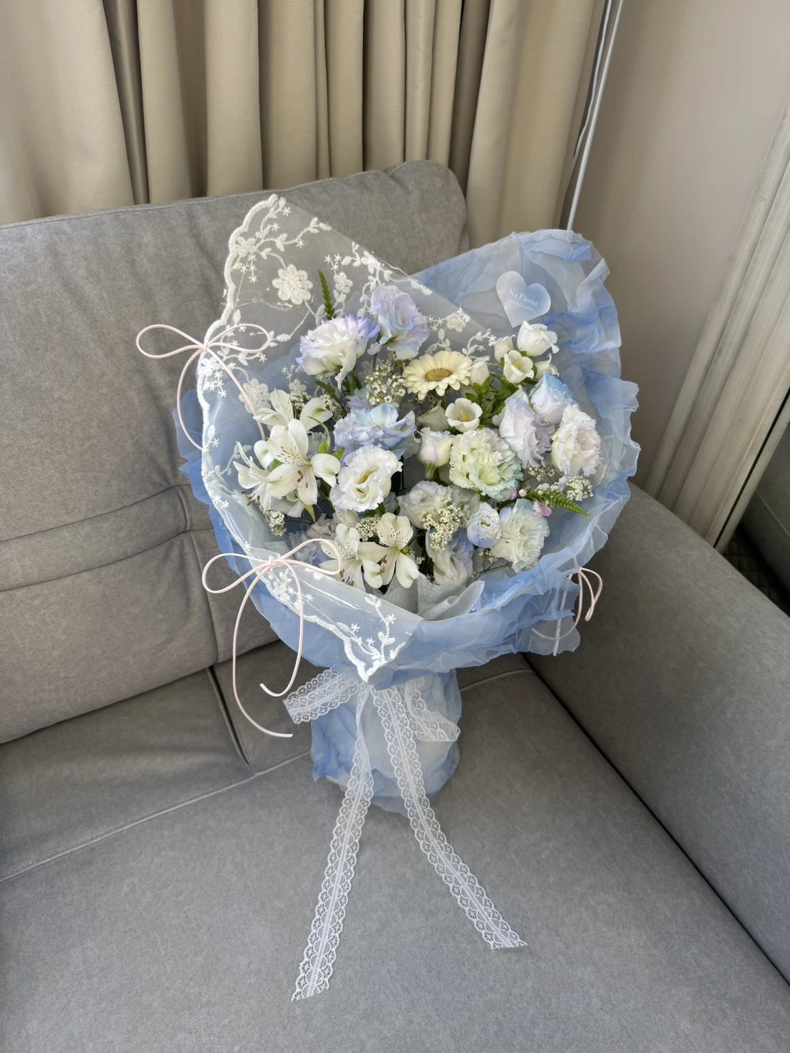 藍桔梗蝴蝶蕾絲鮮花花束