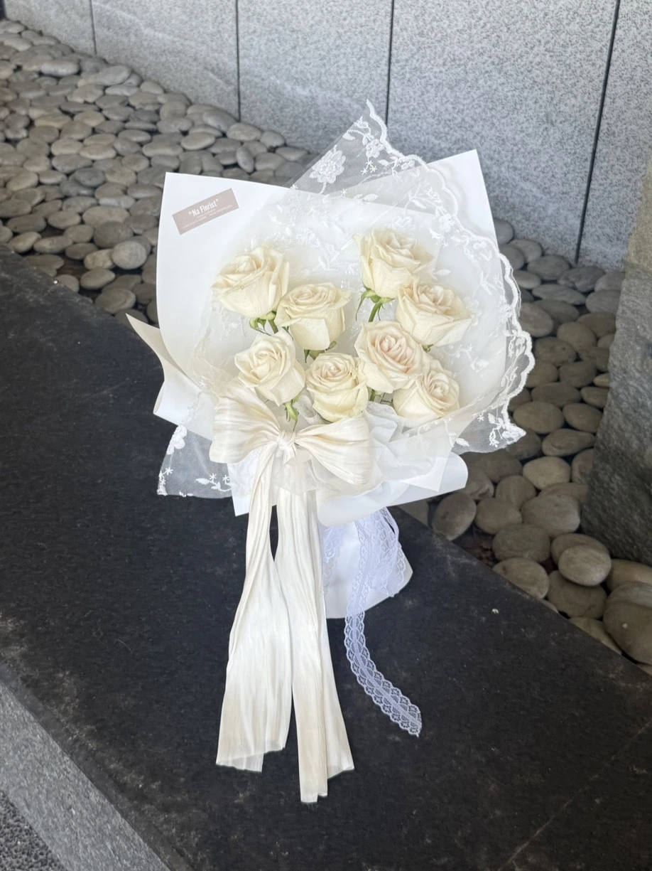 玫瑰蕾絲蝴蝶花束