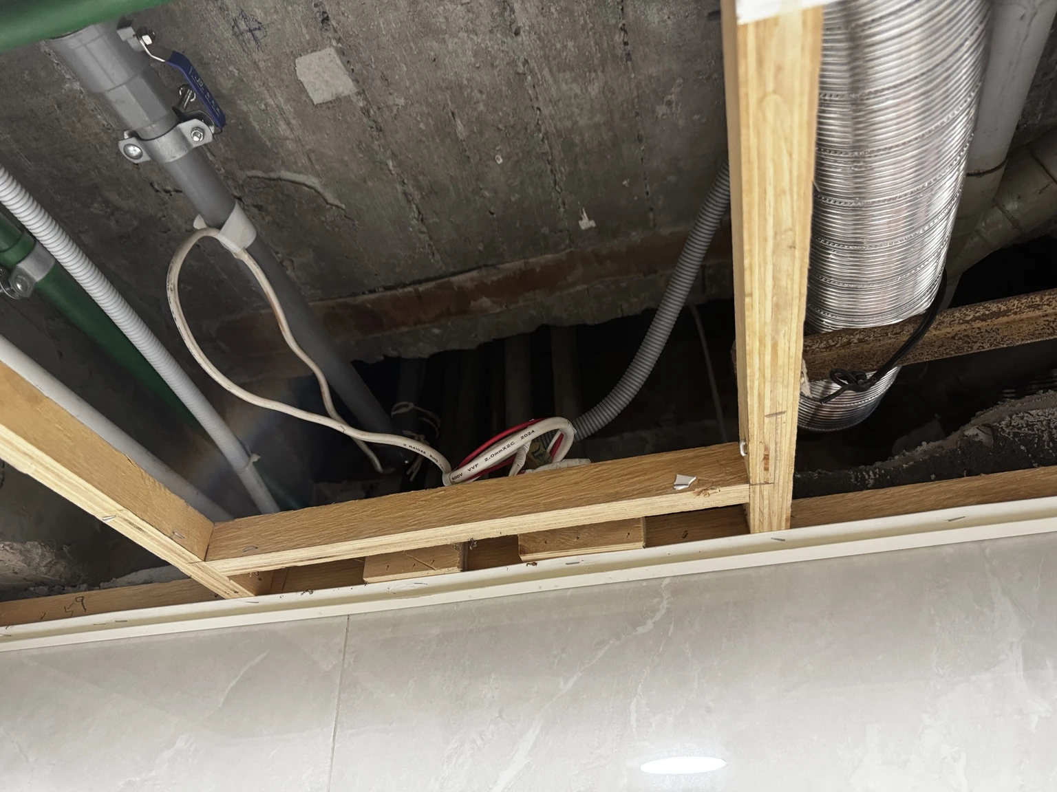住家管道間防鼠封堵案例：天花板開口與金屬網施工紀錄