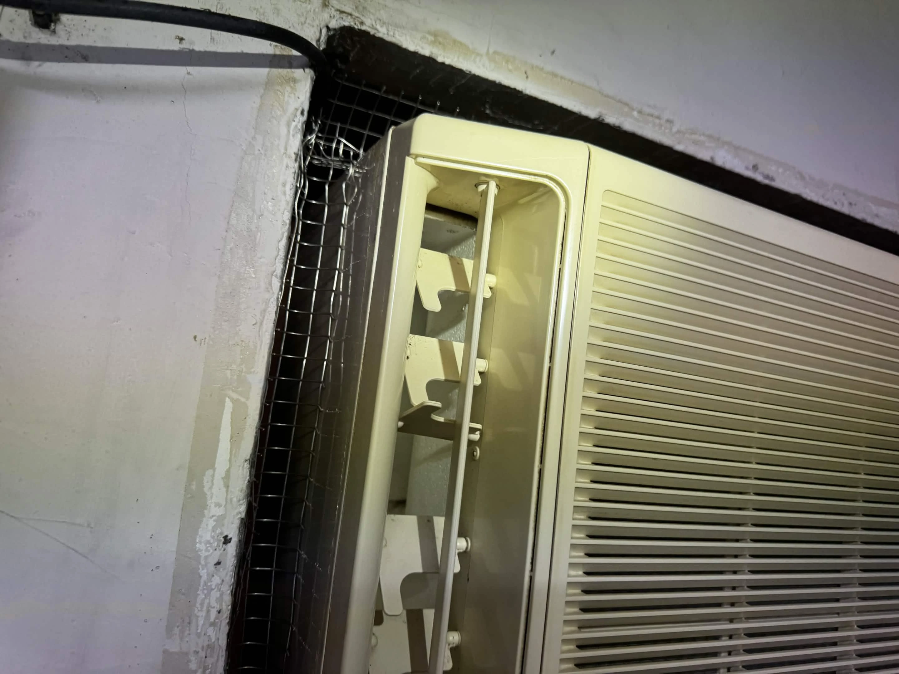 台北住家滅鼠：使用不鏽鋼白鐵網緊密封堵冷氣孔洞，防止老鼠入侵