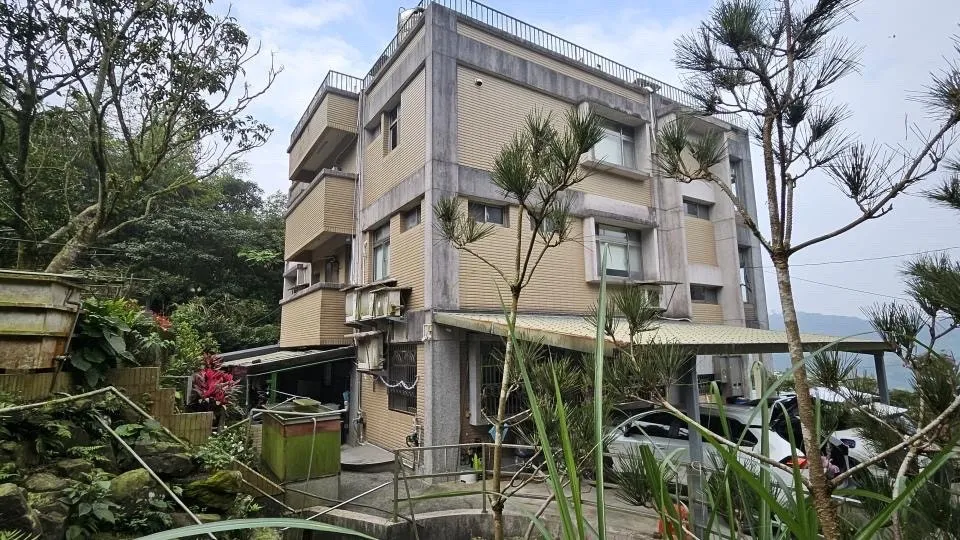 七堵施先生洗外牆