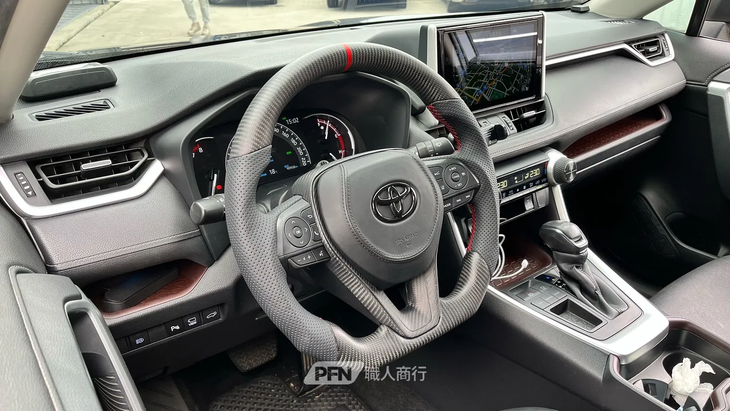 〔Toyota RAV4〕碳纖維方向盤