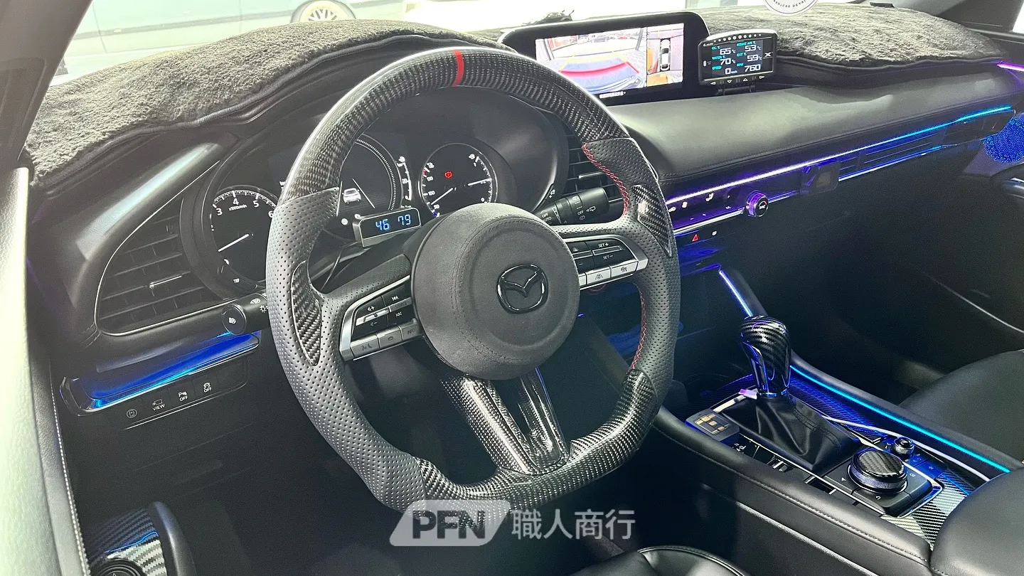 〔MAZDA 3〕碳纖維方向盤