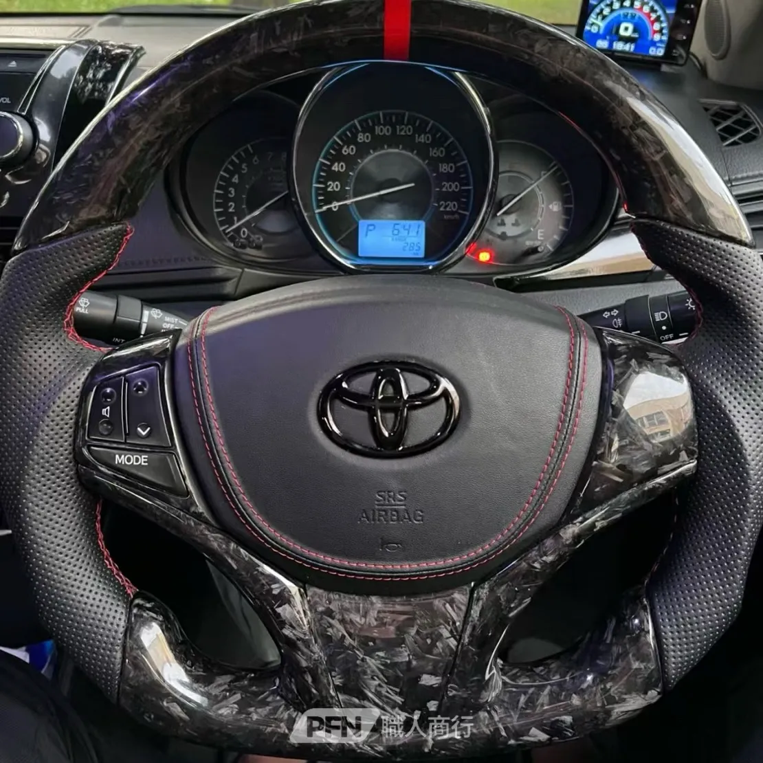 TOYOTA Yaris 方向盤