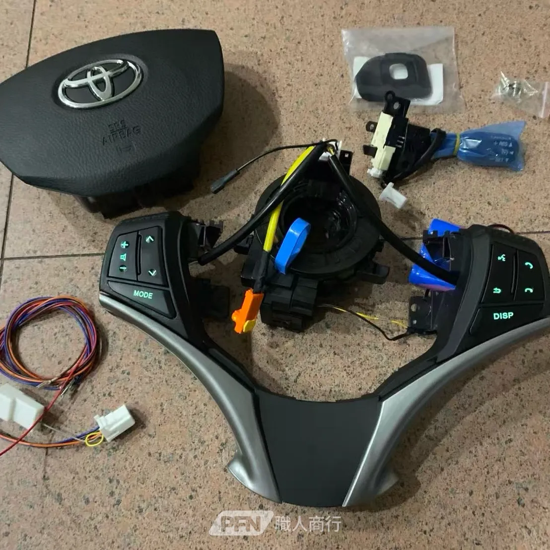 TOYOTA Yaris 方向盤