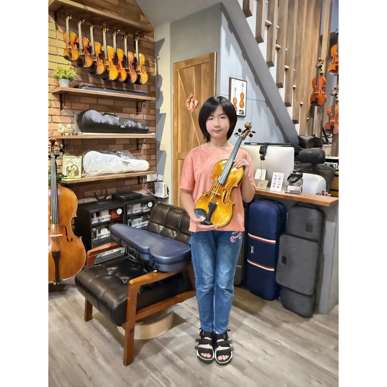 呂小姐活潑可愛的女兒,選購「經典演奏系列」手工小提琴
