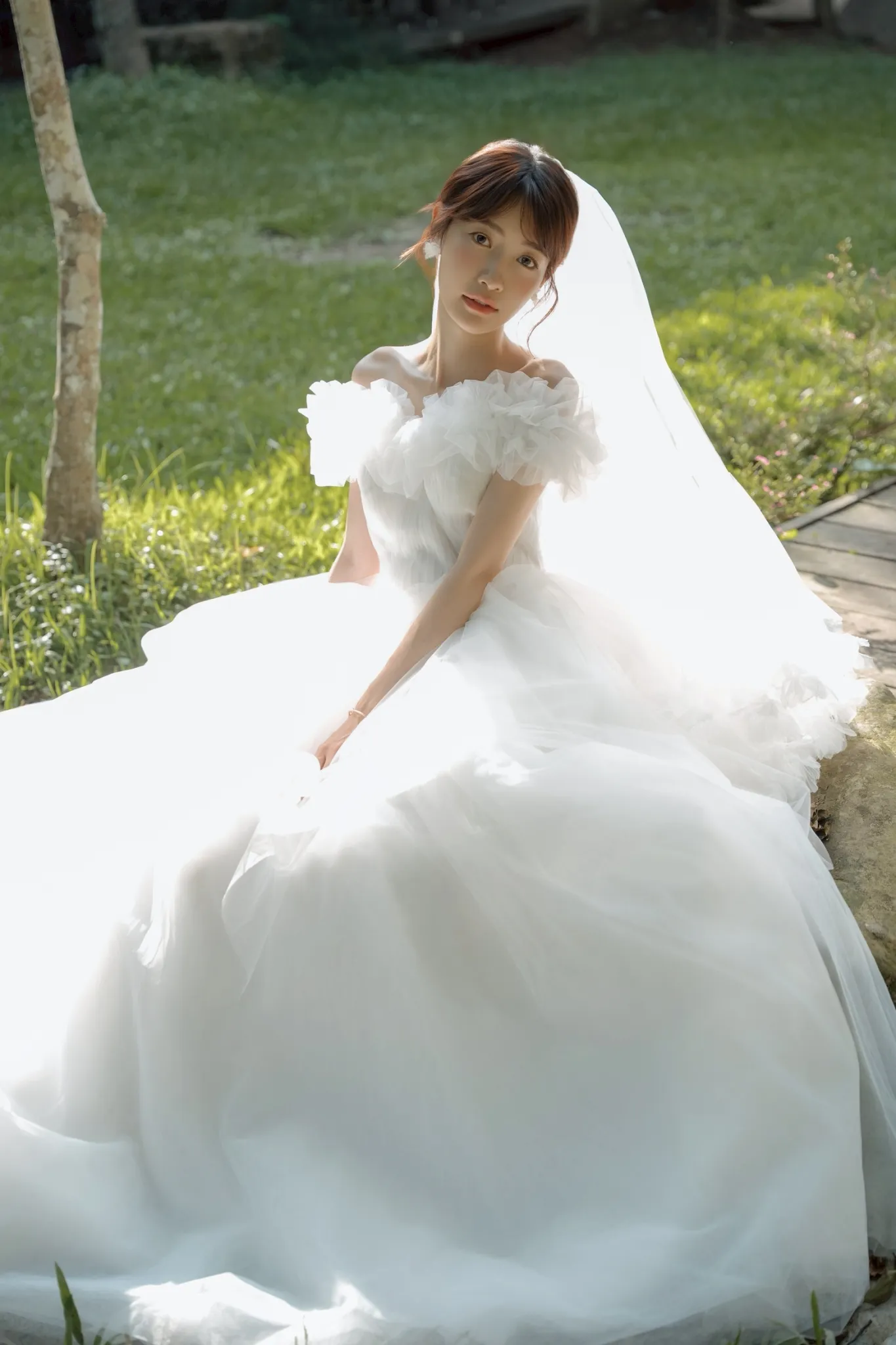 戶外婚禮適合穿什麼婚紗？版型、材質與活動性分析【彰化婚紗店】【彰化婚紗寫真】