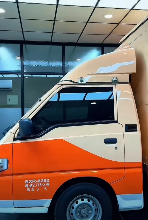美式餐車 人員直接在車上營業
