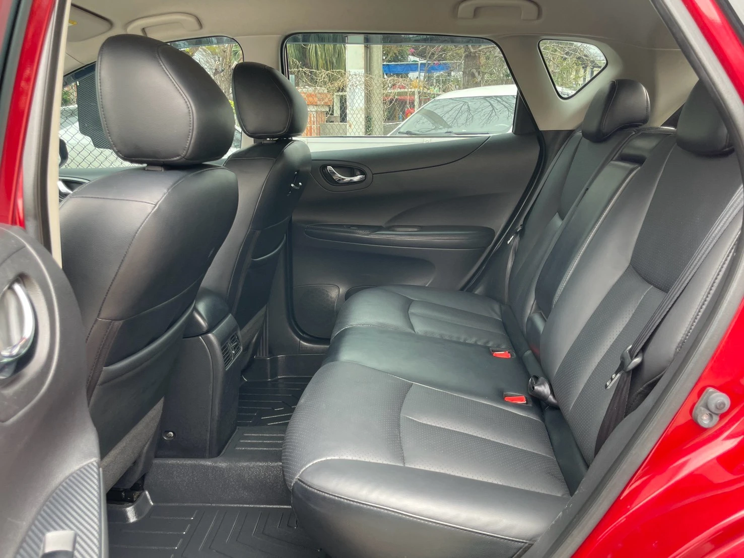 Nissan Tiida 5D 2015年 豪華影音版 紅色
