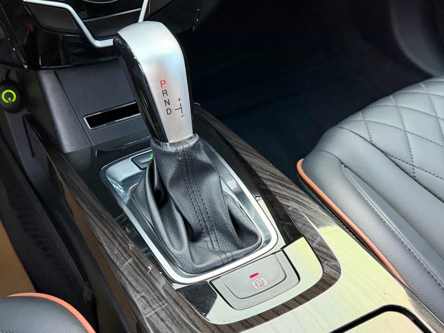 Luxgen U6 Turbo ECO Hyper 2017年 1.8 時尚型 黑色