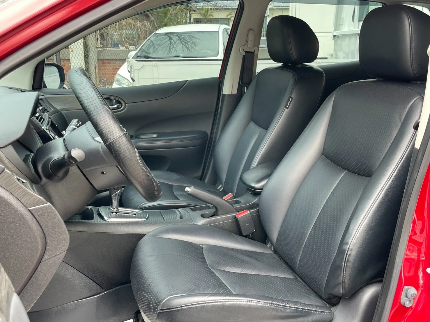Nissan Tiida 5D 2015年 豪華影音版 紅色