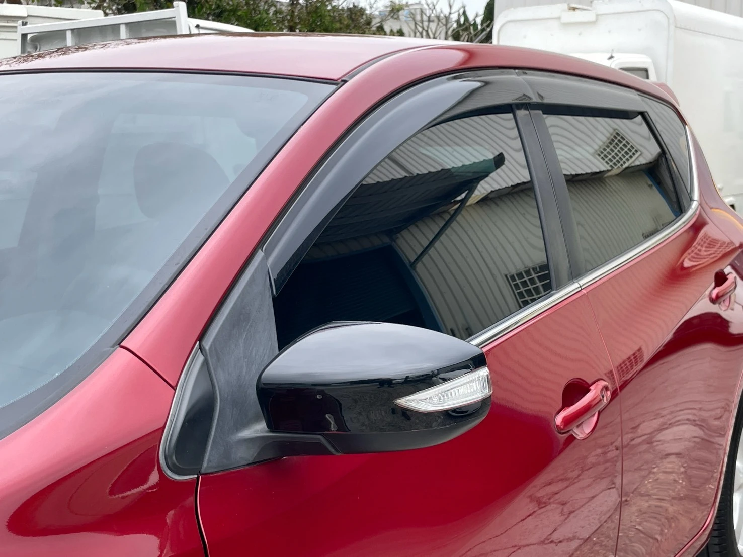 Nissan Tiida 5D 2015年 豪華影音版 紅色