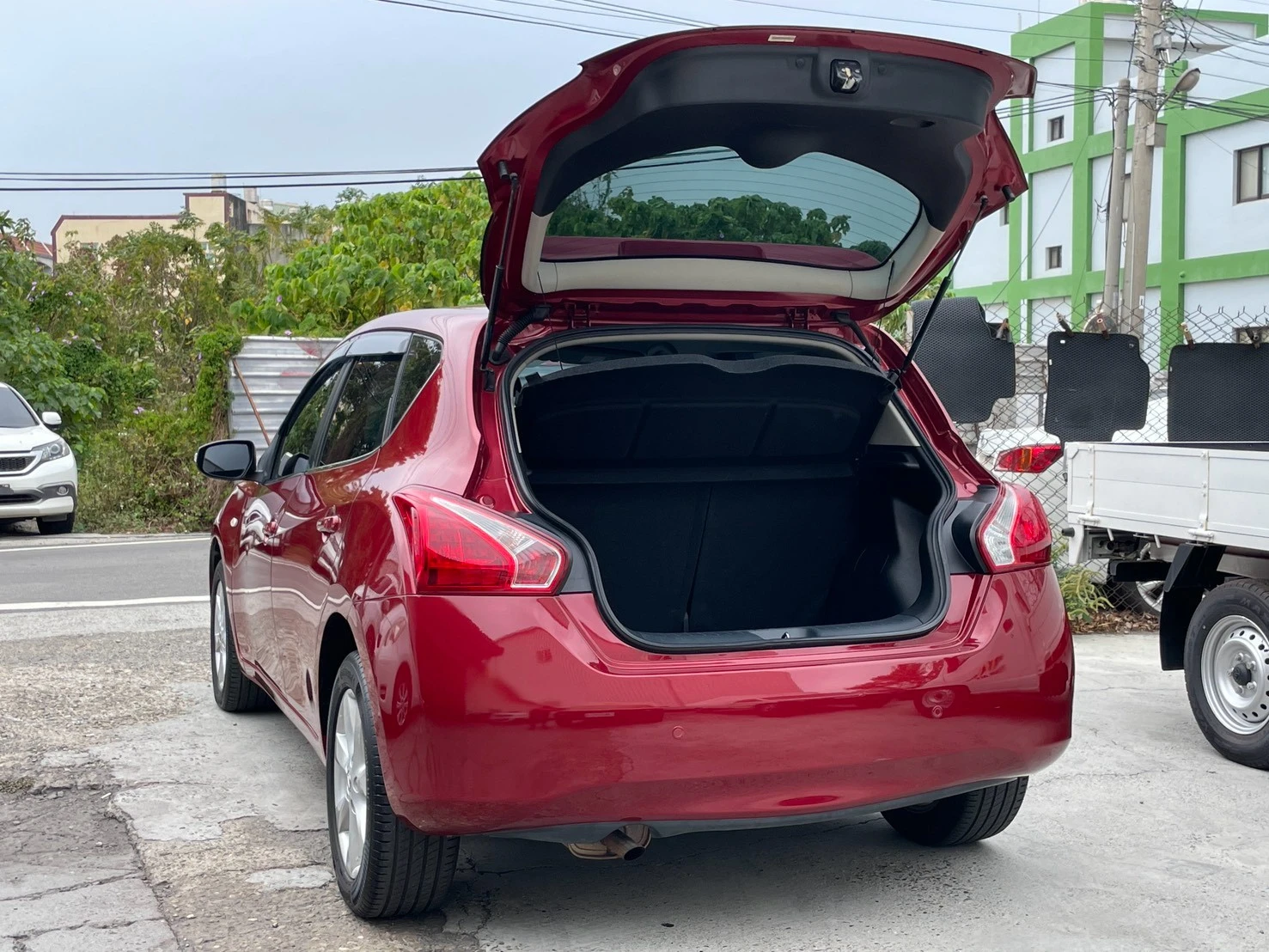 Nissan Tiida 5D 2015年 豪華影音版 紅色