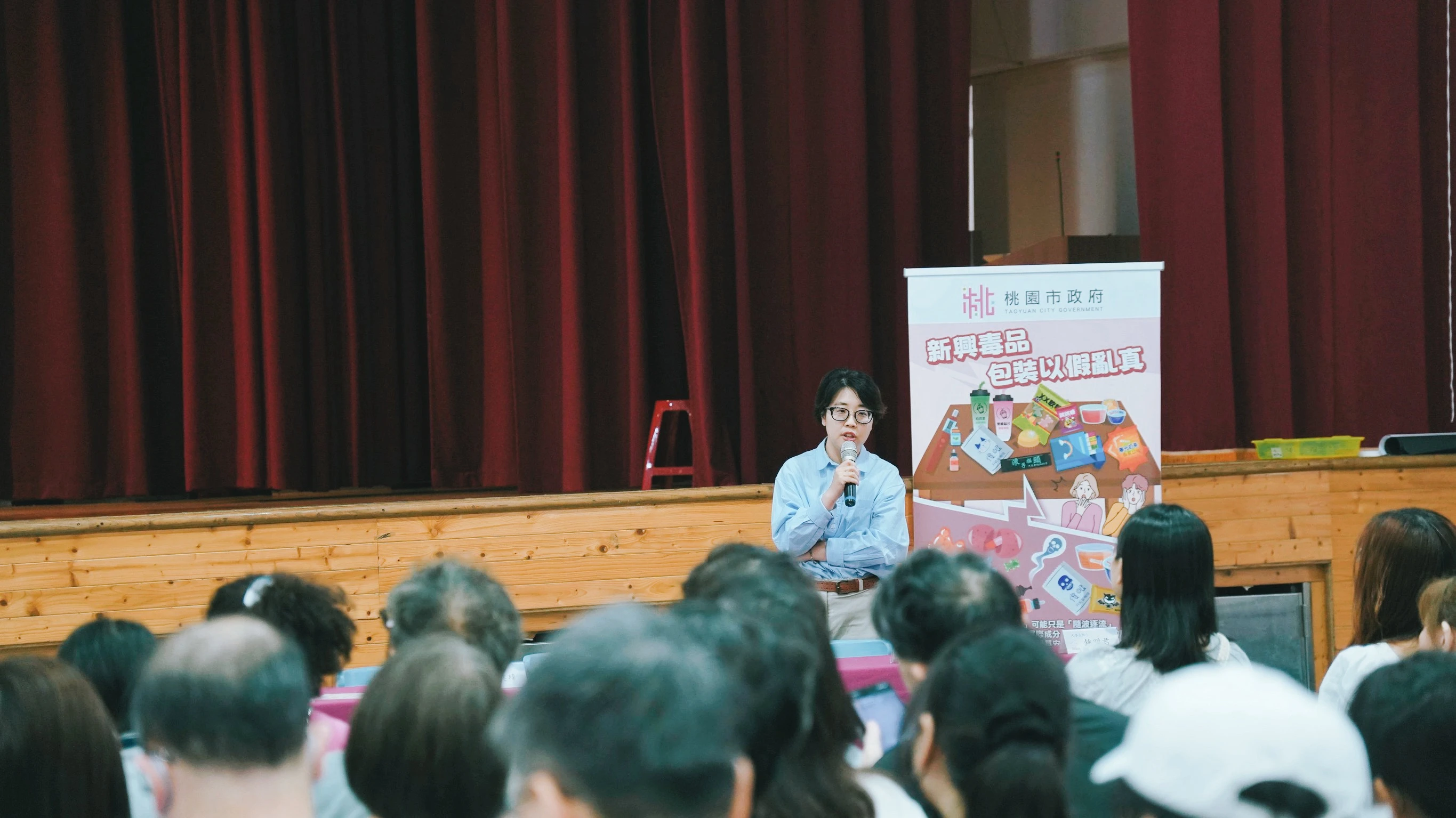 心途心理諮商所所長游欣穎諮商心理師在中壢高商親職教育座談會，向高中生家長分享青春期親子溝通